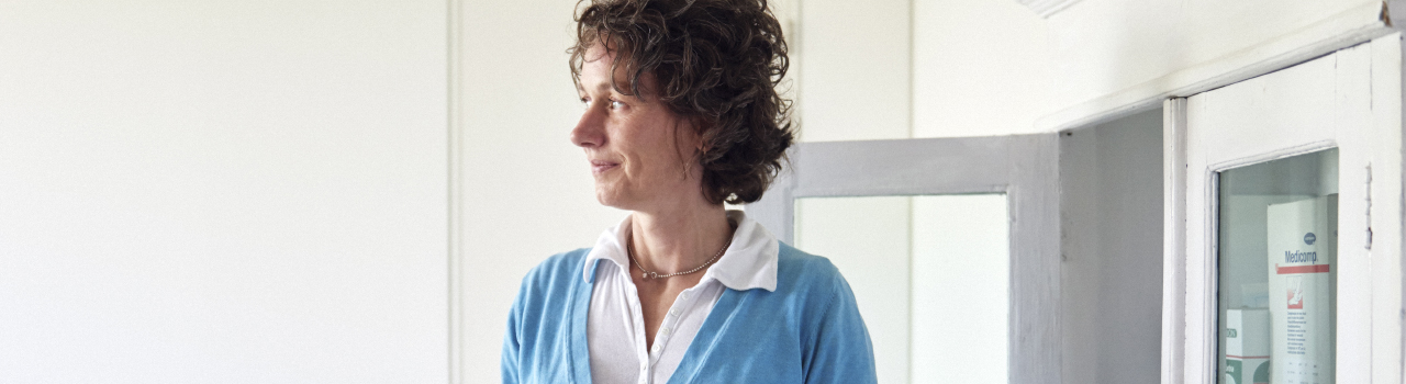 Vrouw in huis kijkt naar rechts