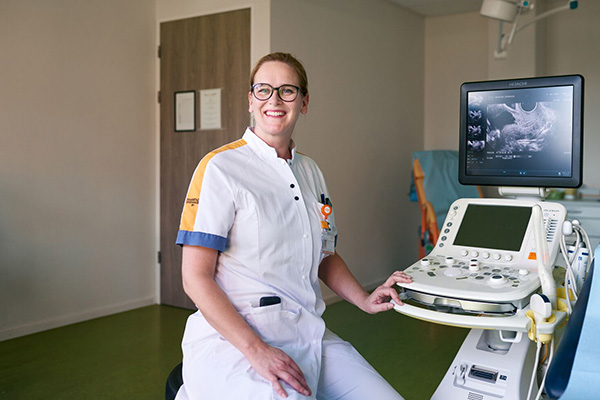 Vrouwelijke medisch specialist achter een transducer